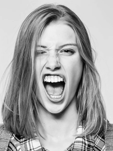 Angry pretty girl grimaces — Stock Photo, Image