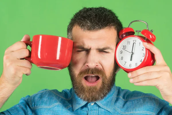 Taza roja con alarma, mañana perfecta . — Foto de Stock