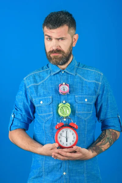 Sakallı adam tutun çalar saat.