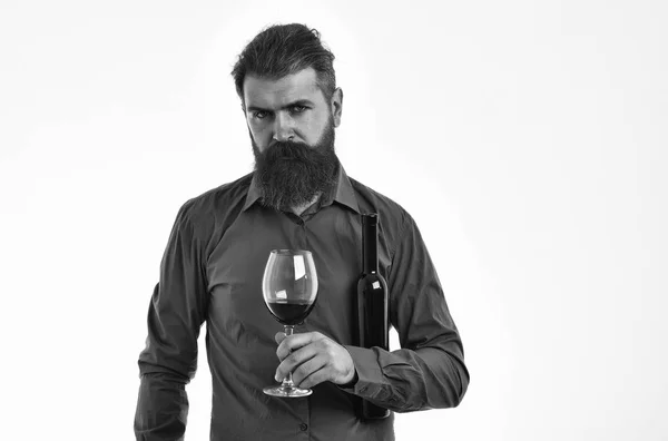Homem barbudo hipster com garrafa de vinho, vidro na camisa marrom — Fotografia de Stock