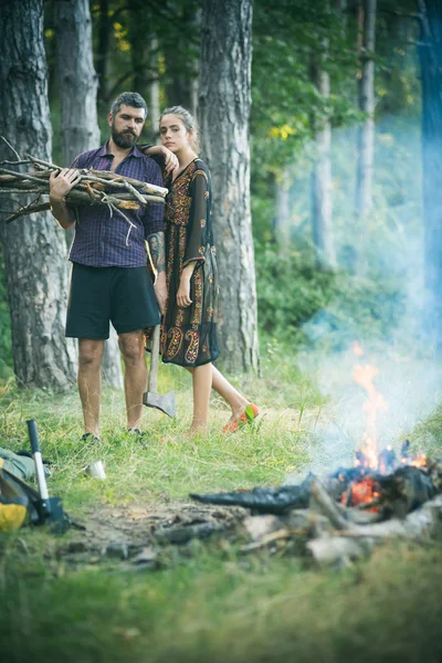 Пара влюбленных разводят костёр в лесу — стоковое фото