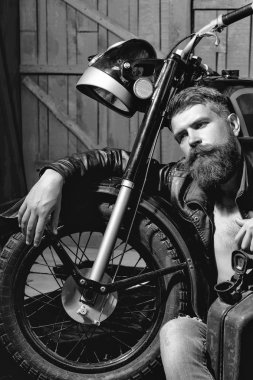 Sakallı adam hipster motorcu