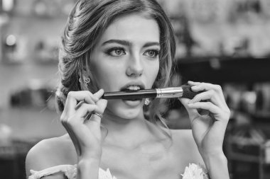 Makyajlı çekici bir kadın.