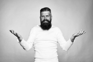 Sakallı adam kaldırdı elleriyle