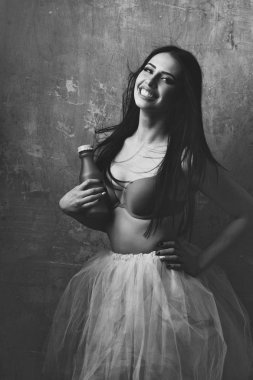 pembe etek ve sutyen şişeyle çok seksi kadın