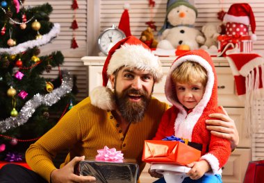 Yeni yıl adam ve küçük çocuk.