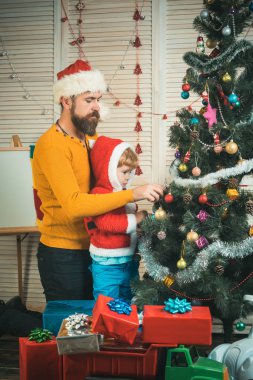 Yeni yıl küçük bir çocuk evlat ve adam.