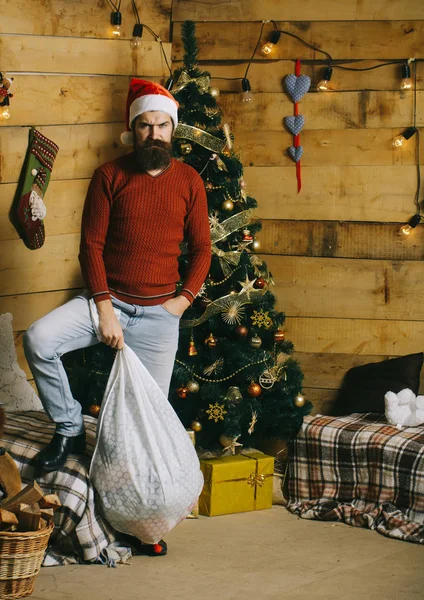 Homem de Natal com barba na cara séria no saco atual . — Fotografia de Stock