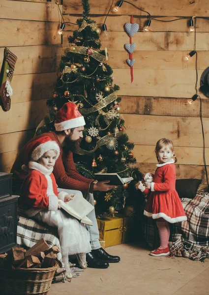 Weihnachtsmann-Kind und bärtiger Mann am Weihnachtsbaum. — Stockfoto