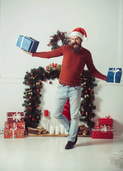 Santa claus man met cadeaupakket. — Stockfoto