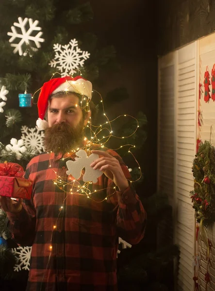 Nouvel an gars avec fil lumineux, boîte cadeau et jouet . — Photo