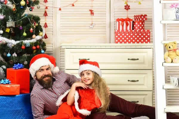 Santa kid, bearded man på julgran. — Stockfoto