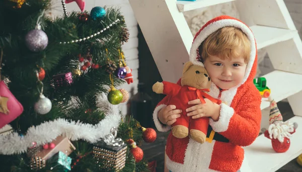 Рождественский ребенок или маленький мальчик в пальто Санта медведь — стоковое фото