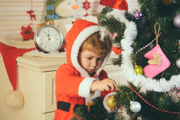 Criança feliz de Natal com presente . — Fotografia de Stock