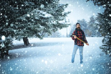 Kar kış ormanı içinde sakallı adam tutun balta.