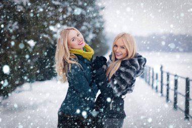 Mutlu kız kış gününde eğleniyor