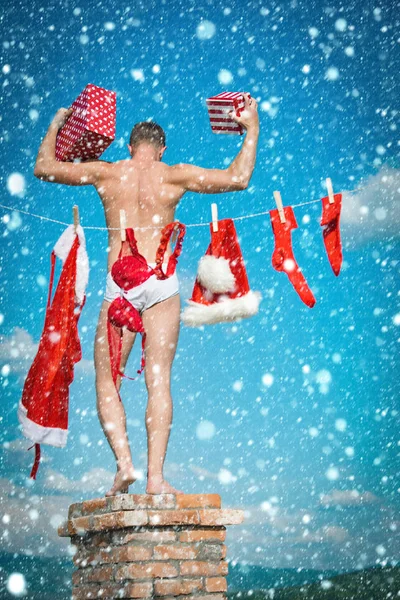 Babbo Natale a vestiti per asciugarsi su camino . — Foto Stock
