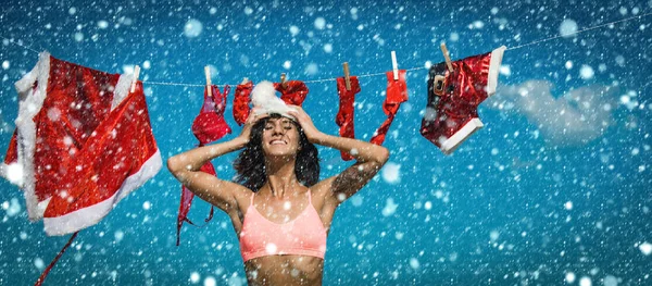 Chica de Navidad con cara feliz desgaste sombrero de santa —  Fotos de Stock