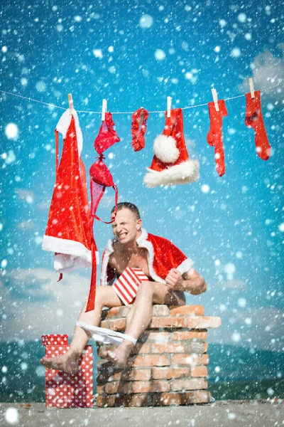 Bad Babbo Natale a vestiti per asciugare merda sul camino . — Foto Stock