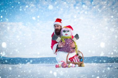 Kardan adam sarılma santa şapka adam