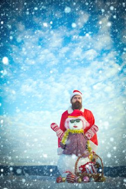 Adam korkmuş yüz santa şapka poz ile