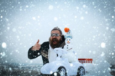 Sakallı adam pilot şapka ve gözlük başparmak gösterilmesini