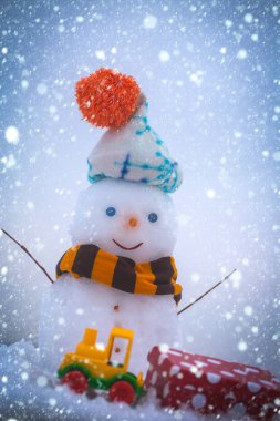 Oyuncak tren ve kırmızı kutusu mevcut