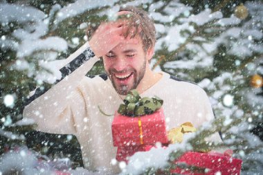 Kar ahşap kırmızı kutuları ile gülen adam