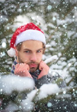 Noel Baba şapkası ve eşarp kış gününde giyen adam