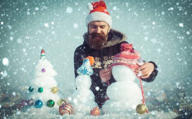 Kırmızı santa claus kap içinde gülümseyen hipster