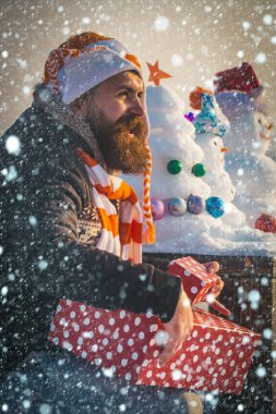 Adam şapka ve atkı kış gününde