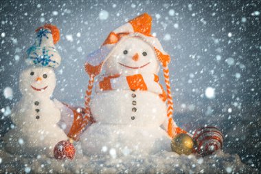 Gülen yüzler üzerinde mavi gökyüzü ile iki kar heykeller