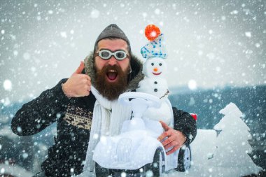 Sakallı adam pilot şapka ve gözlük başparmak gösterilmesini