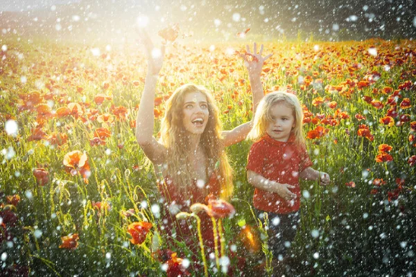 Amor y familia, feliz madre e hijo en el campo de amapola — Foto de Stock