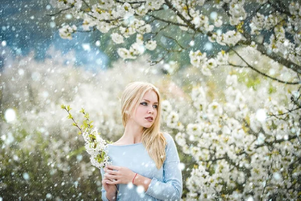美与自然，女孩抱着树枝的白色，盛开的花朵 — 图库照片