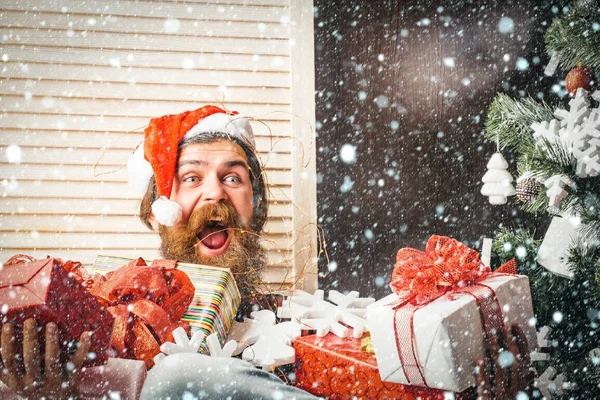 Santa Claus hombre con caja presente en el árbol de Navidad . —  Fotos de Stock