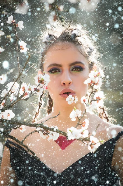 Mujer en flor de primavera hermosa en el jardín — Foto de Stock