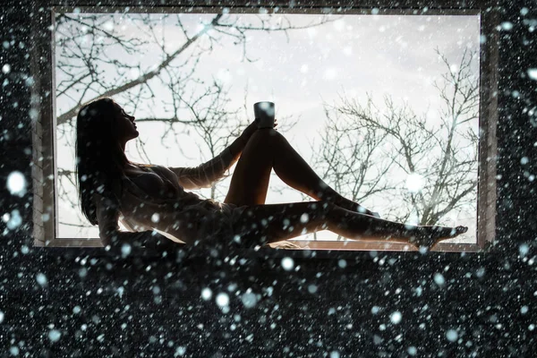 Kvinna med i klänning vid fönster. — Stockfoto