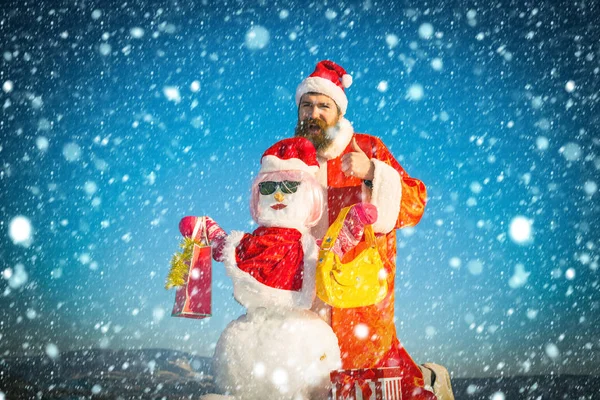 Санта-хипстер с поднятыми руками — стоковое фото