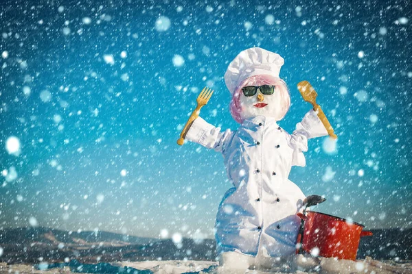 Boneco de neve cozinhar com colher de madeira e garfo . — Fotografia de Stock