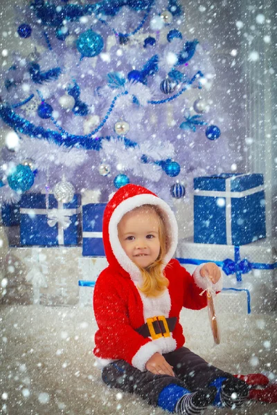 Weihnachtsmann-Kind mit Geschenkbox, schwarzer Freitag. — Stockfoto