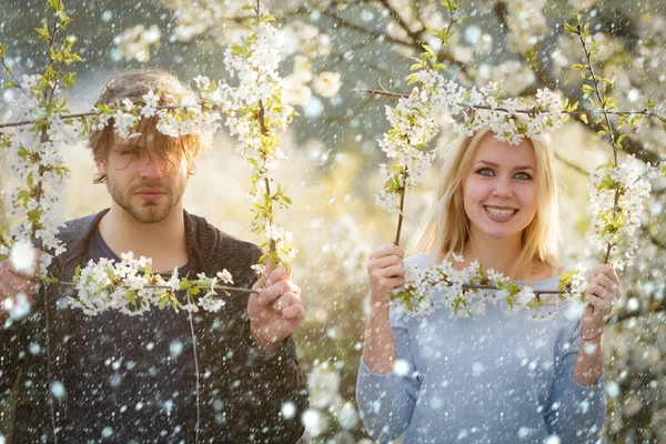 Pareja enamorada, mujer sonriente y hombre en marco de flores — Foto de Stock