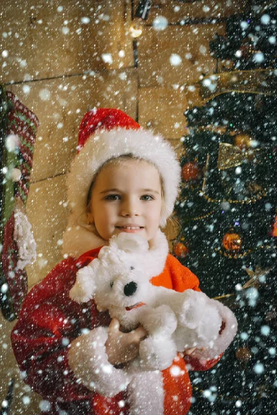 Рождественский счастливый ребенок с игрушкой . — стоковое фото