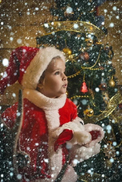 Criança feliz de Natal com brinquedo . — Fotografia de Stock