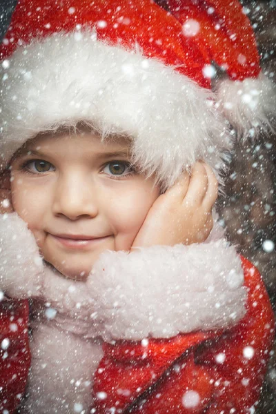 赤い帽子でクリスマス幸せな子. — ストック写真