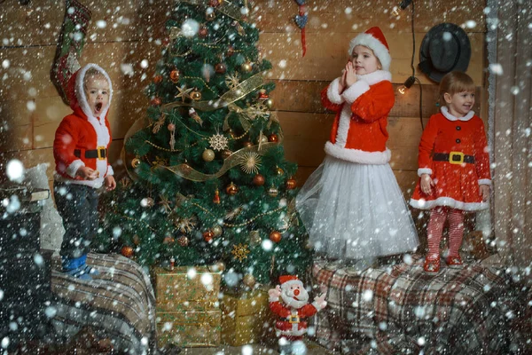 Weihnachtsglückliche Kinder am Neujahrsbaum — Stockfoto