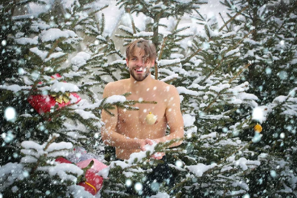 木に雪を拭くこと幸せな男 — ストック写真