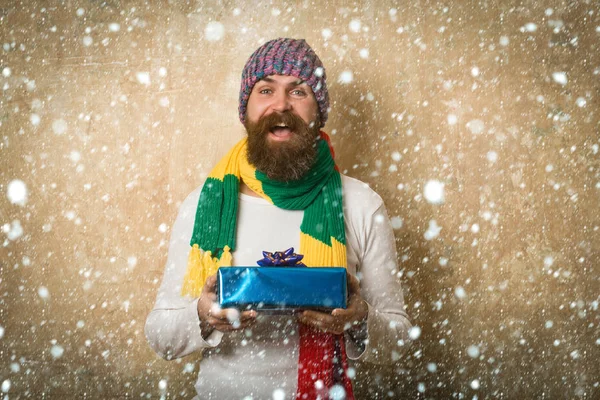 Homme à longue barbe en écharpe colorée . — Photo