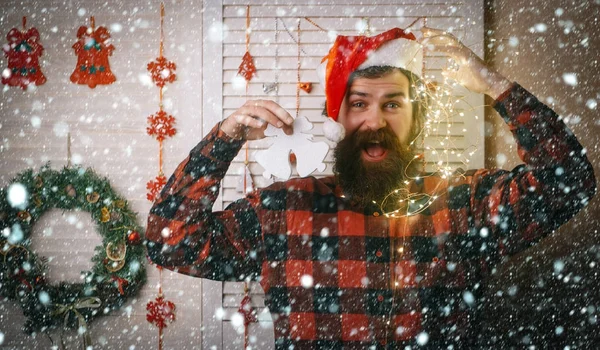 Kerst man met baard op gelukkig gezicht en garland. — Stockfoto