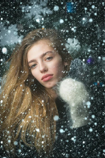 Christmas flicka i vinter vante håll mobiltelefon — Stockfoto